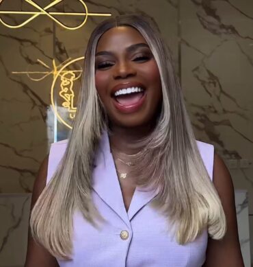 20inches 300g 2*6 closure custom colored wig
Trimmed Layered