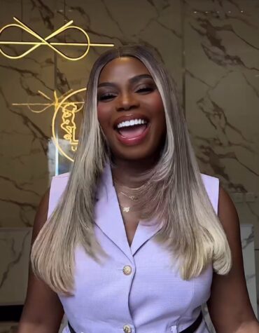 20inches 300g 2*6 closure custom colored wig
Trimmed Layered